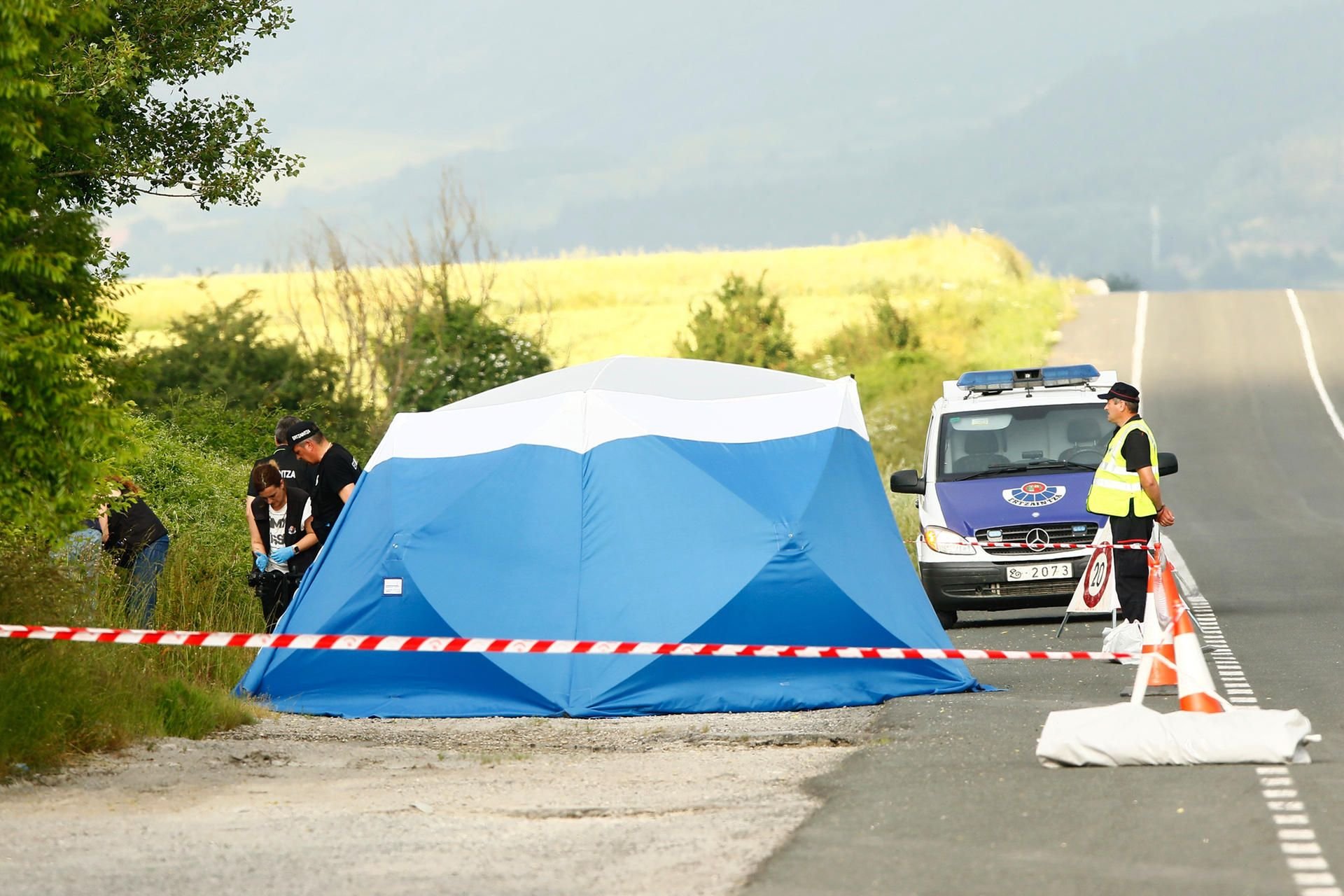 Polizisten sichern am Fundort der Frauenleiche, nahe der Autobahn bei Asparrena, Spuren.