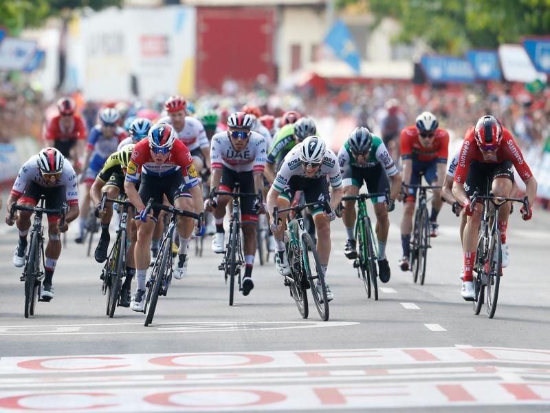 Beim Sieg von Fabio Jakobsen (l, vorn) wird Maximilian Walscheid (r, vorn) Dritter. Foto: Yuzuru Sunada/BELGA