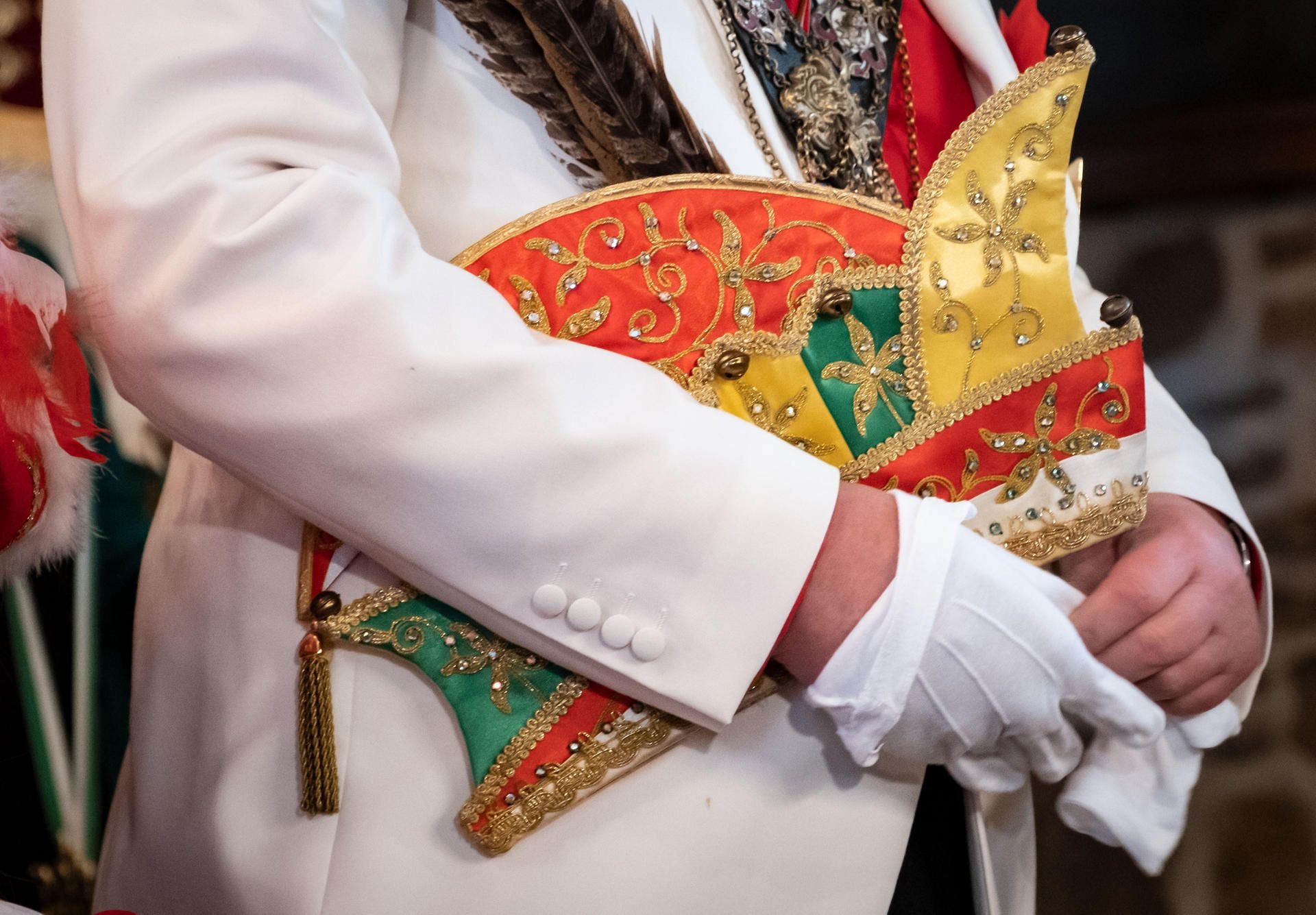 Ein Karnevalist hält seine Narrenkappe in der Hand. (Symbolbild)
