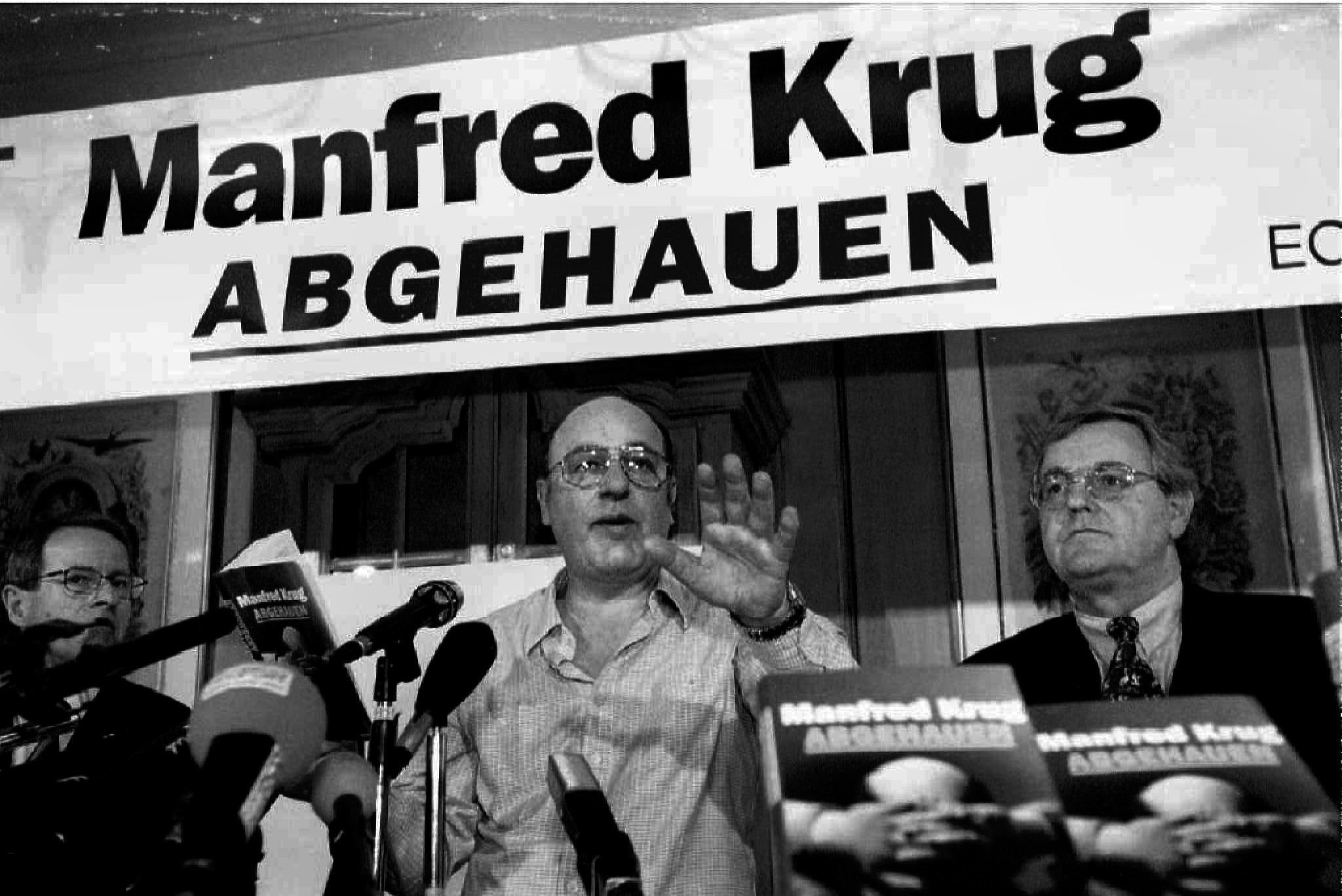 Der Schauspieler Manfred Krug (M) stellt neben seinem Verleger Jürgen Kreuzhage am auf der Leipziger Buchmesse sein Buch "Abgehauen" vor, das seine Aufzeichnungen über die Zeit bis zu seiner Ausreise aus der DDR im Juni 1977 enthält.