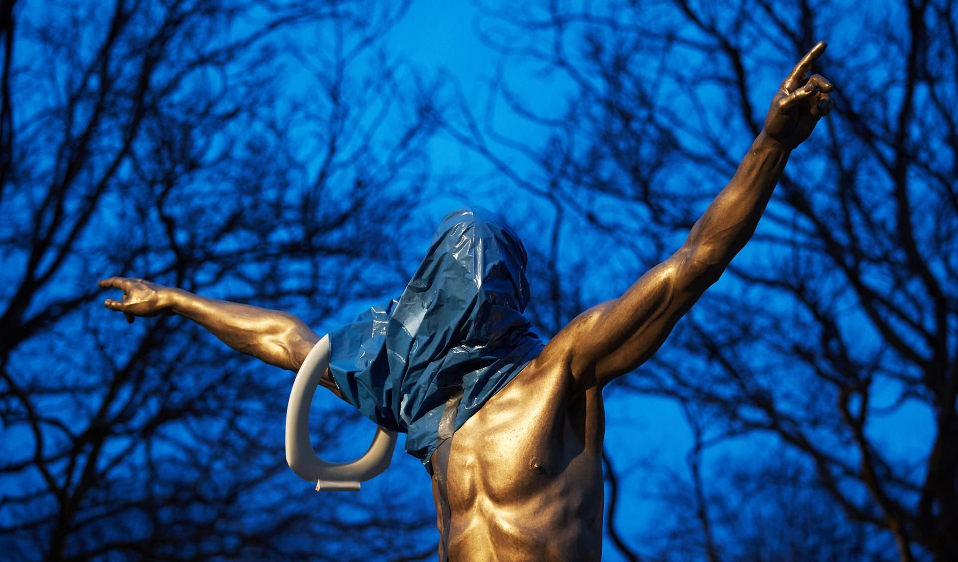Die Statue von Zlatan Ibrahimovic in Malmö wurde mit einem Klodeckel und einer Mülltüte behängt.