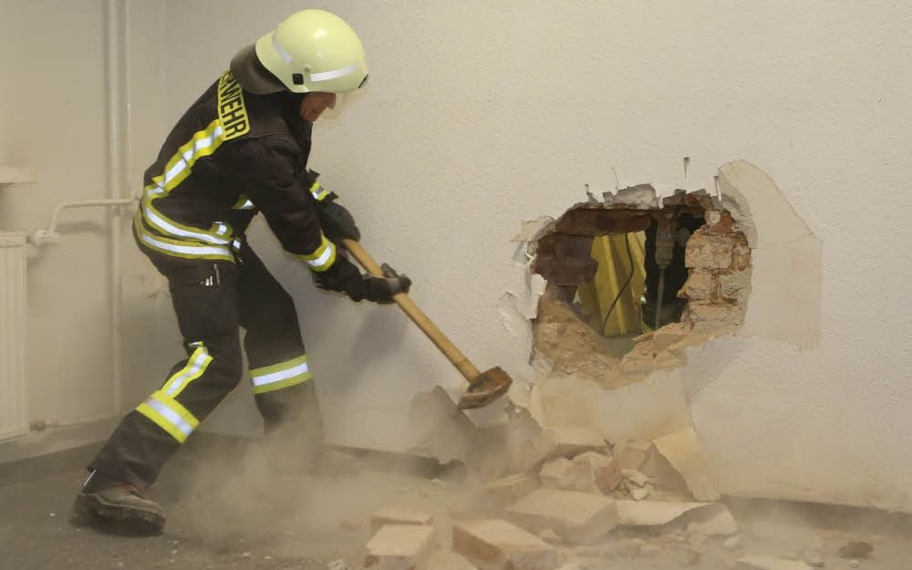 Im ehemaligen Technischen Rathaus trainiert die Feuerwehr Weißenfels den Durchbruch von Wänden.