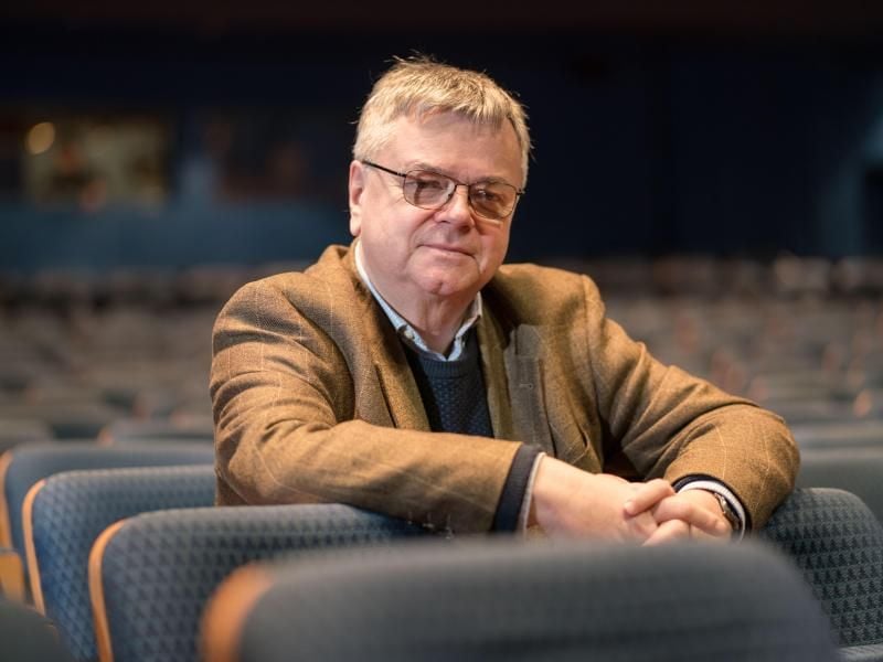 Bernd Loebe, Intendant der Oper Frankfurt, sitzt im Zuschauerraum seines Hauses. Foto: Frank Rumpenhorst/Archiv