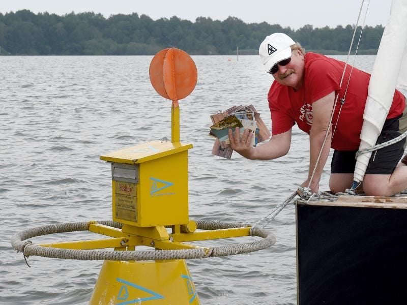 Reinhard Starke vom Segelclub Garbsen an der Postboje im Steinhuder Meer. Foto: Holger Hollemann