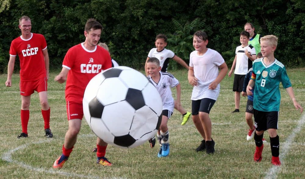 In der „Nachspielzeit“ des Klödener Fußball-WM-Finales Sowjetrussland gegen Deutschland kam dann der Riesenball zum Einsatz.