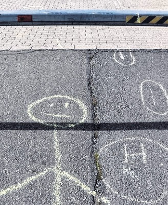 Die Kreidezeichnung unter der Schranke an der Unfallstelle