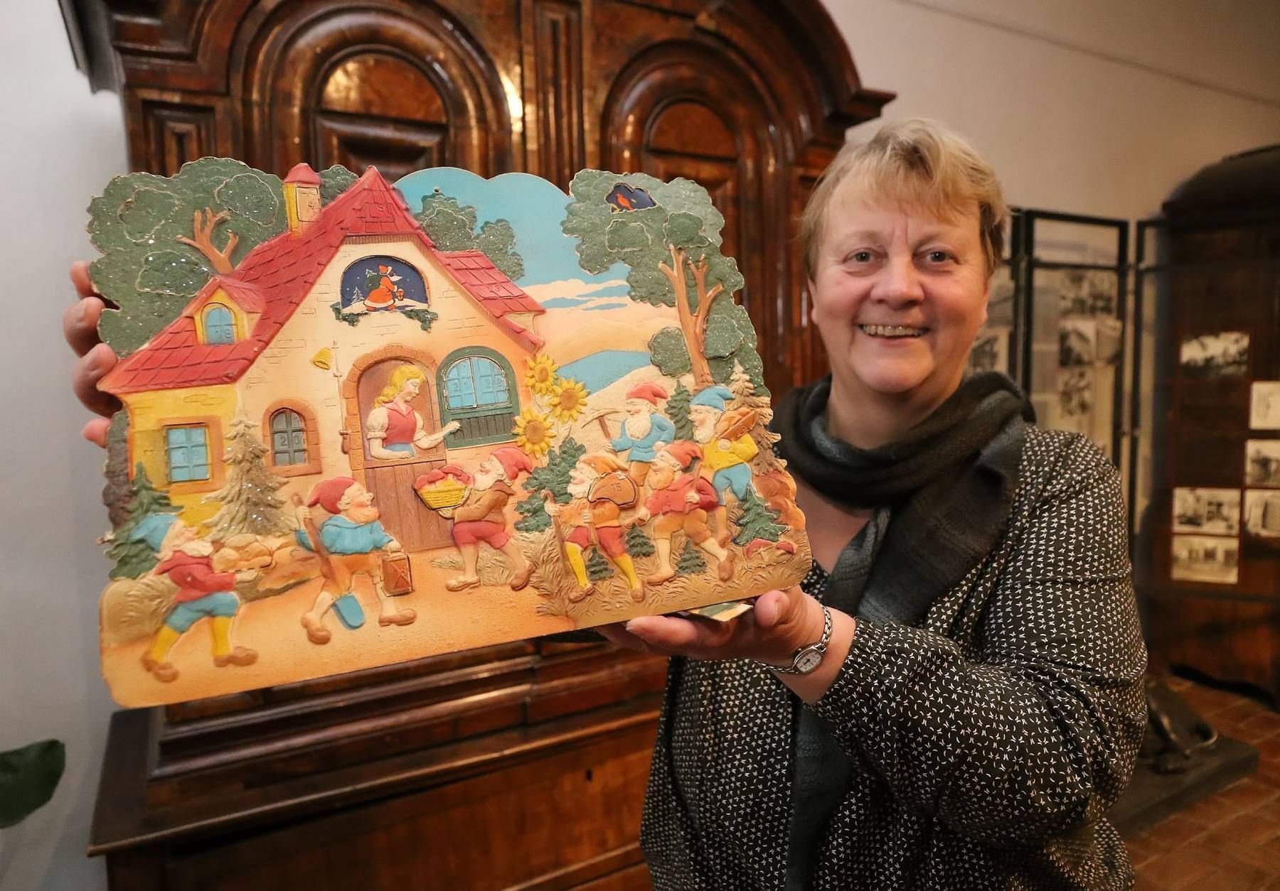 Sonja Becker mit ihrem fast 100 Jahre alten historischen Adventskalender in Allstedt.