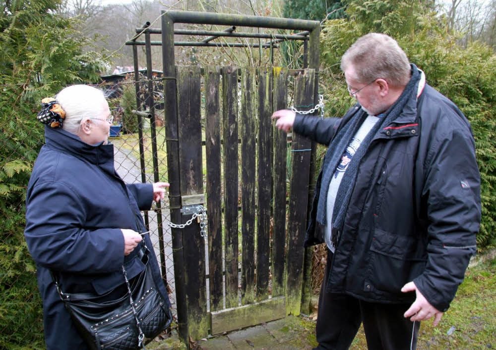 Heinz-Peter Jödicke und seine Frau Christel schauen täglich in ihrem Garten nach dem Rechten, nachdem sie schon viermal Opfer eines Einbruchs geworden sind.