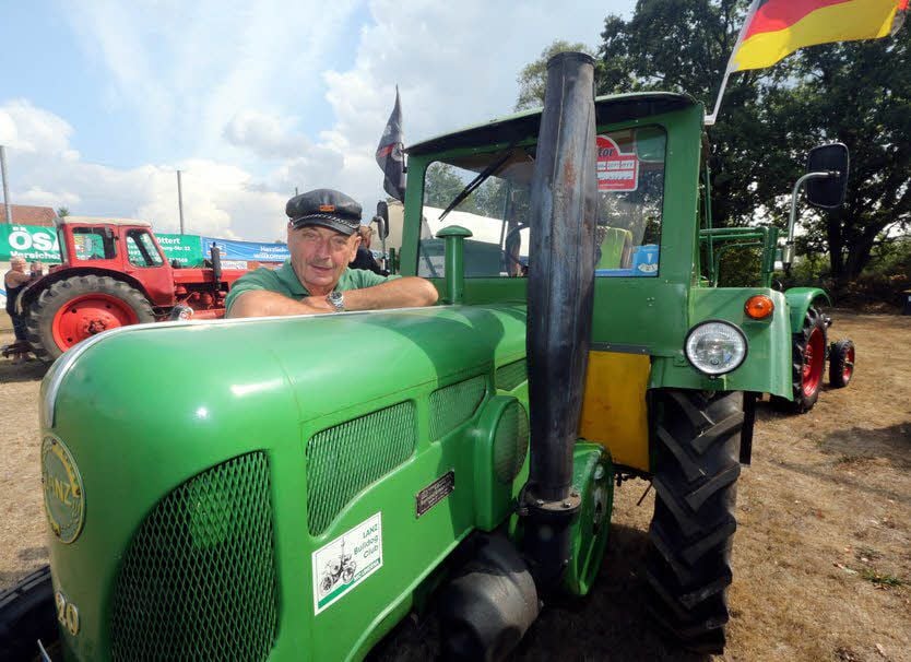 Bernd Breitkreuz gehört dem MC Lindena im Nachbarland Brandenburg an. Mit seinem Lanz Bulldog hat er sich auf die 55 Kilometer lange Strecke nach Premsendorf gemacht, mit Wohnwagen hinten dran.