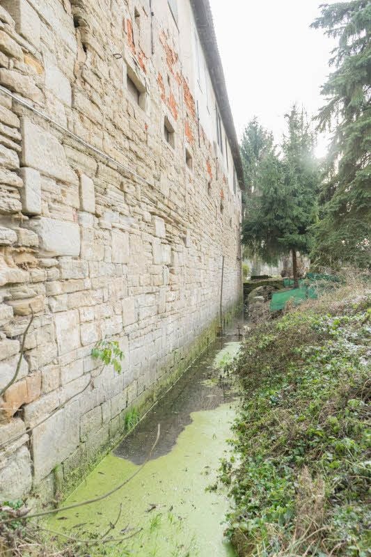 Steigt der Pegel, drückt das Wasser durch das Mauerwerk.