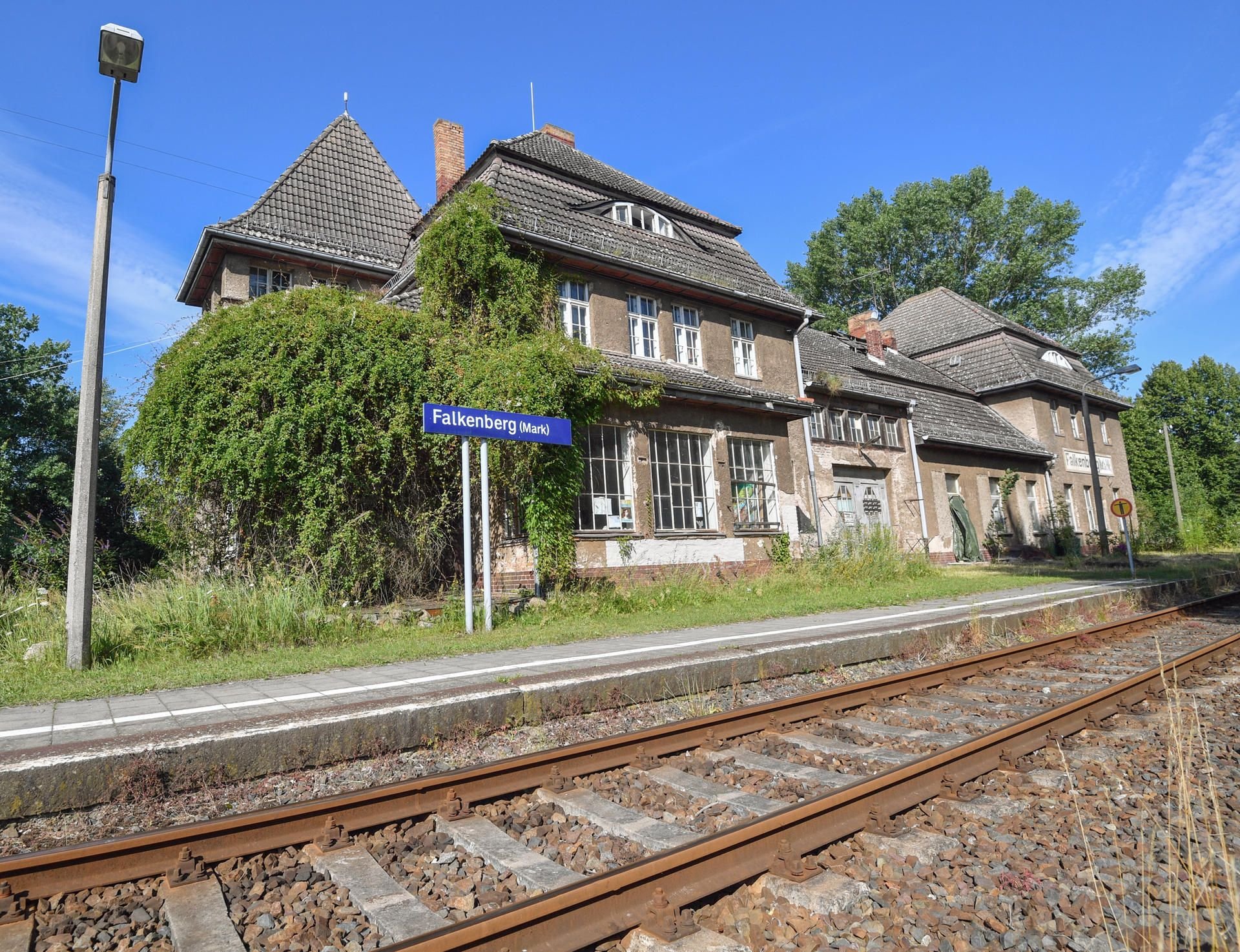 Das Bahnhofsgebäude von Thomas Wittstock in Falkenberg/Mark.