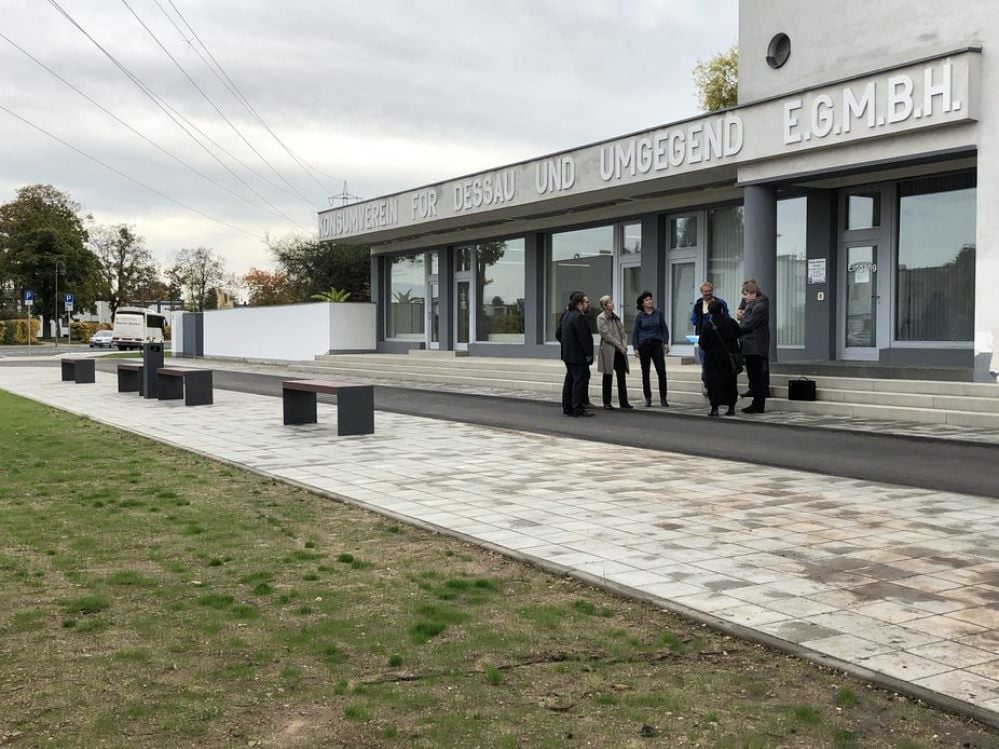 Stadtplanungsamt, Stiftung Bauhaus, Gebäudeeigentümer und ausführende Unternehmen trafen sich zur Bauabnahme.