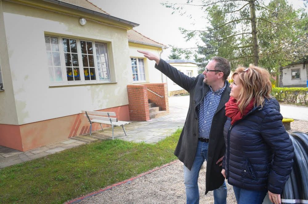 Akens Bürgermeister Bahn und Kindergartenleiterin Dausel bei einem Vor-Ort-Termin am „Pittiplatsch“.