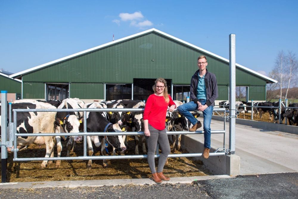 Am Ortsrand von Langendorf baute die Agricolagesellschaft einen neuen Kuhstall. Die Geschäftsführer Stefanie Wetzel und Christian Oehler stehen vor dem Neubau und erzählen, was sich alles verändert hat.