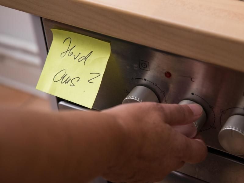Viele Demenzkranke sind im Alltag auf Hilfe angewiesen. Eine Lösung kann der Umzug aus der eigenen Wohnung in eine Pflegeeinrichtung sein. Foto: Christin Klose/dpa-tmn