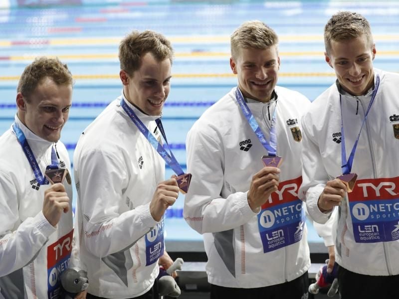 Die deutsche Staffel über 4 x 100 Meter Lagen mit Christian Diener (l-r), Fabian Schwingenschlögl, Marius Kusch und Damian Wierling präsentiert ihre Bronzemedaillen. Foto: Darko Bandic