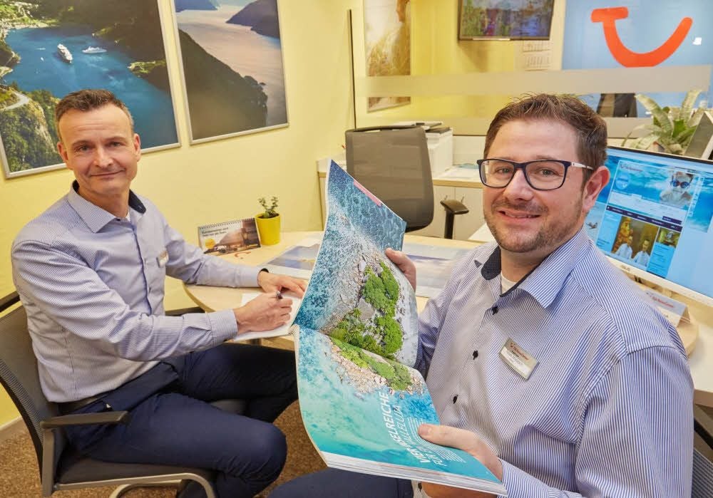 Wer sich nach Erholung sehnt, wird von Tobias Mietzsch (rechts) und seinem Mitarbeiter Jens Teege kompetent beraten.