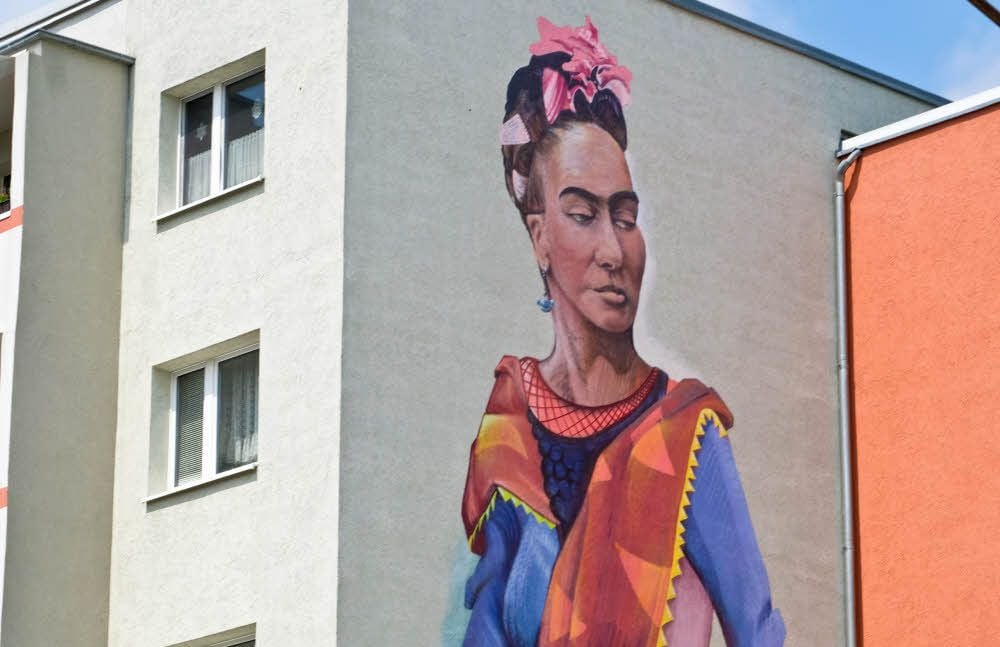So wie hier in der Hallorenstraße in Neustadt soll noch mehr Kunst die Fassaden verschönern. Ein Konzept für Neustadt liegt jetzt vor.