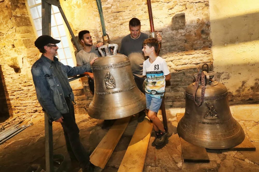 Die ersten beiden Glocken sind in der Marienkirche in Sangerhausen eingetroffen. Helmut Loth (li.) vom Kulturverein „Armer Kasten“ konnte sie am Montag schon ansehen, am Samstag werden sie auch der Öffentlichkeit präsentiert.