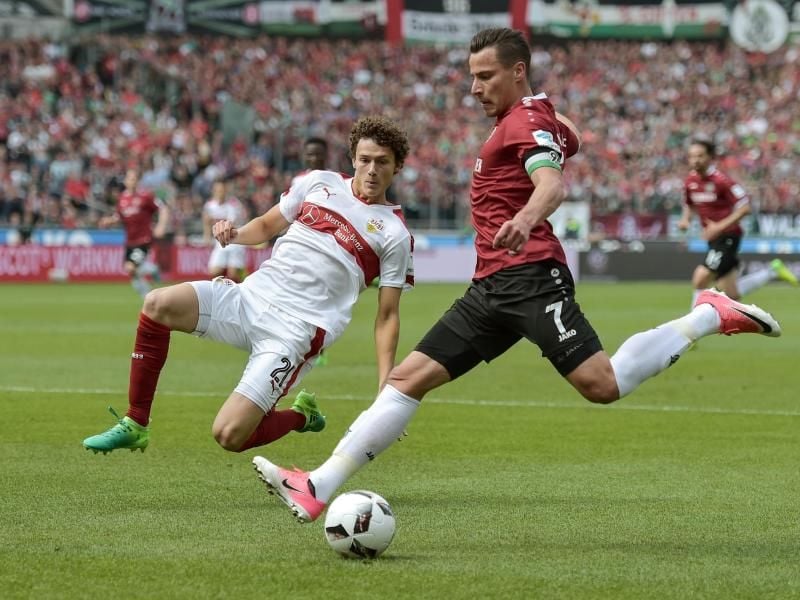 Hannovers Edgar Prib (r) im Zweikampf mit Stuttgarts Benjamin Pavard. Foto: Silas Stein