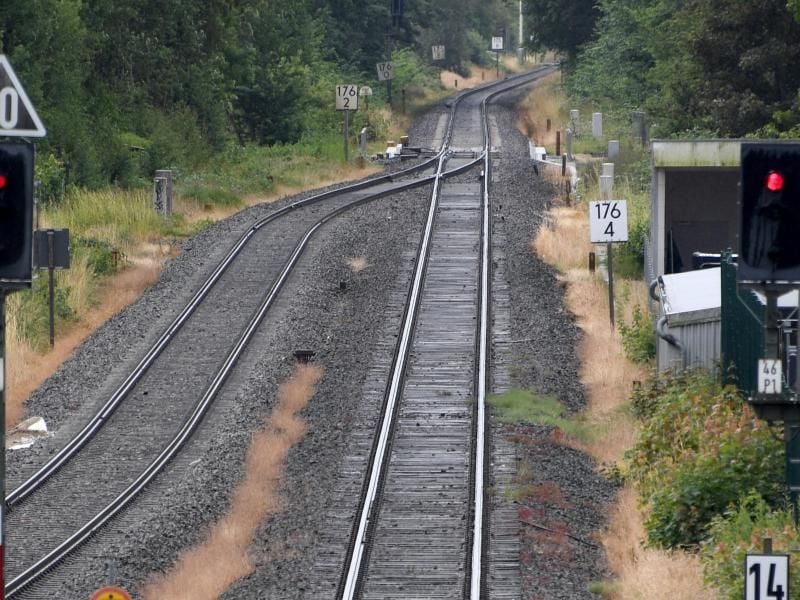Leere Gleise auf der Marschbahn bei Bredstedt. Foto: Carsten Rehder/Archiv