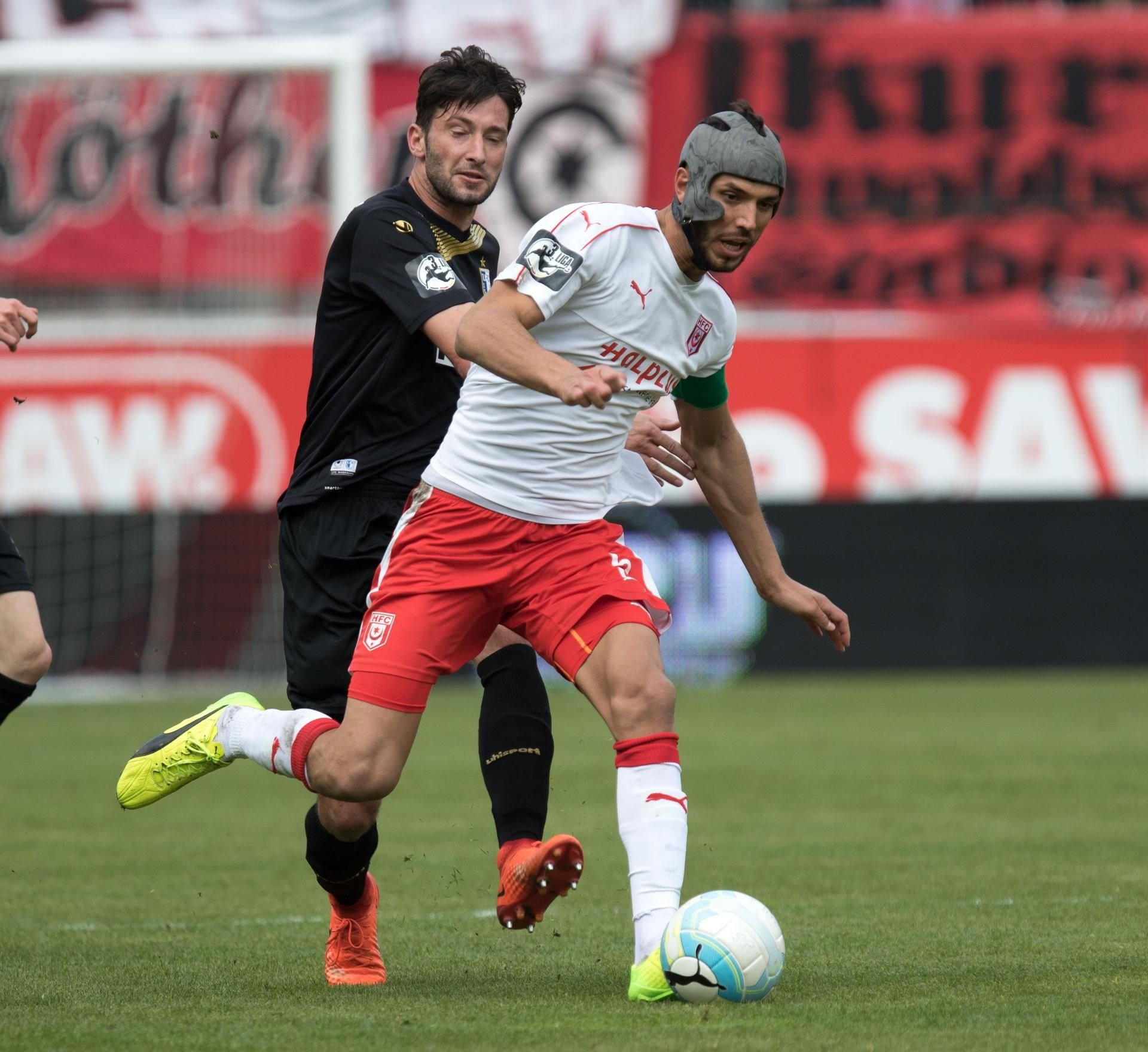 Klaus Gjasula wird von Marius Sowislo gefoult