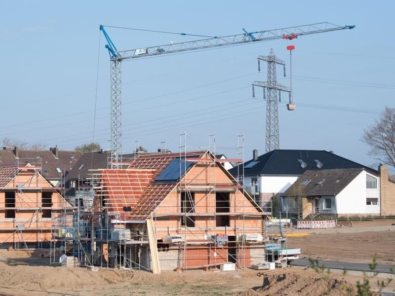 Im Kaufvertrag einer Immobilie sollten die Preisanteile für Boden und Wohnung oder Haus festgelegt werden. Foto: Julian Stratenschulte/dpa
