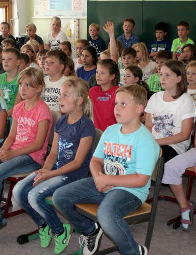 Drei vierte Klassen der Lingner-Schule verfolgen das Spiel gebannt.