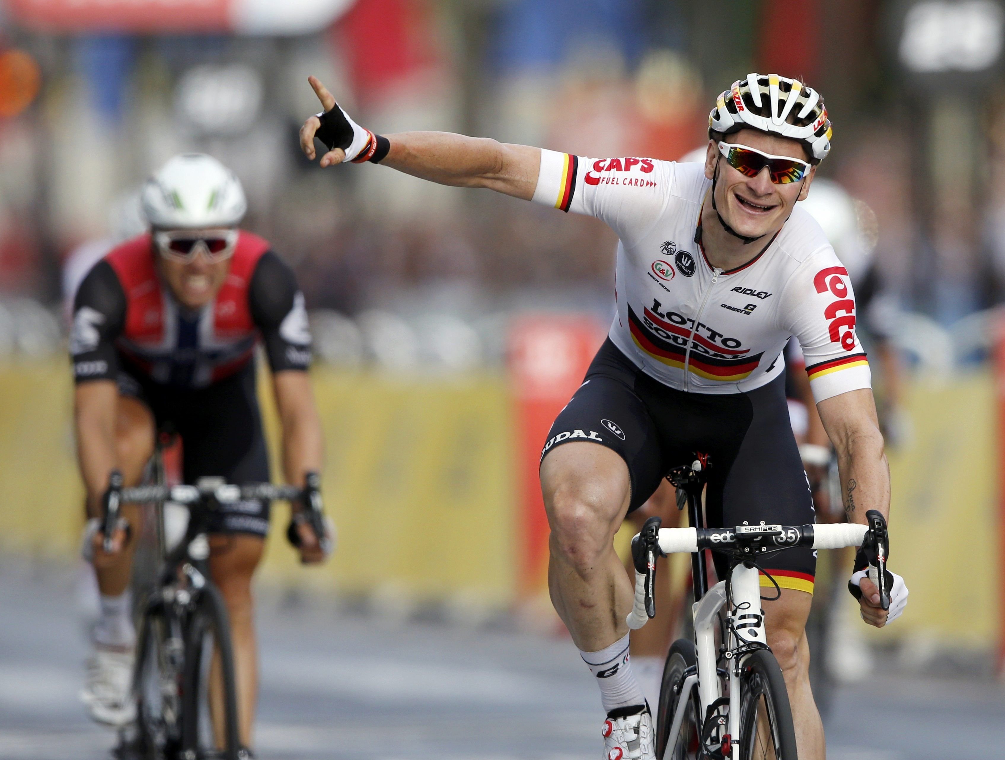 André Greipel hat den Zielsprint auf den Champs-Élysées für sich entschieden.