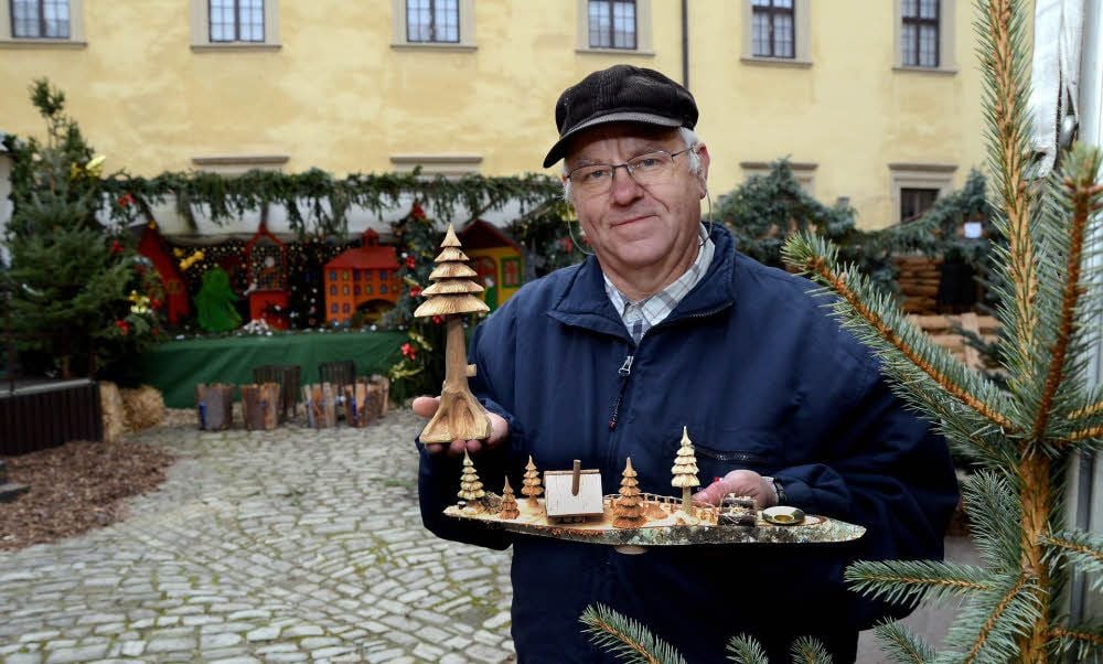Es ist alles vorbereitet: Am späten Freitagnachmittag wird die Zeitzer Schlossweihnacht 2016 eröffnet. Mit dabei ist auch Ottmar Steinfeldt von der Droßdorfer Schnitzergruppe. Die hat ihren Stand schon bezogen.