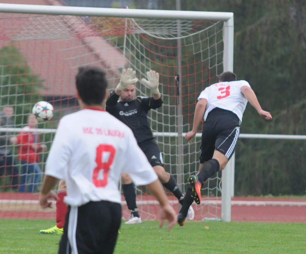 Der Lauchaer Christopher Schumann (Nr. 3) überwindet Herrengosserstedts Keeper André Kopietz per Kopf zum 1:0.