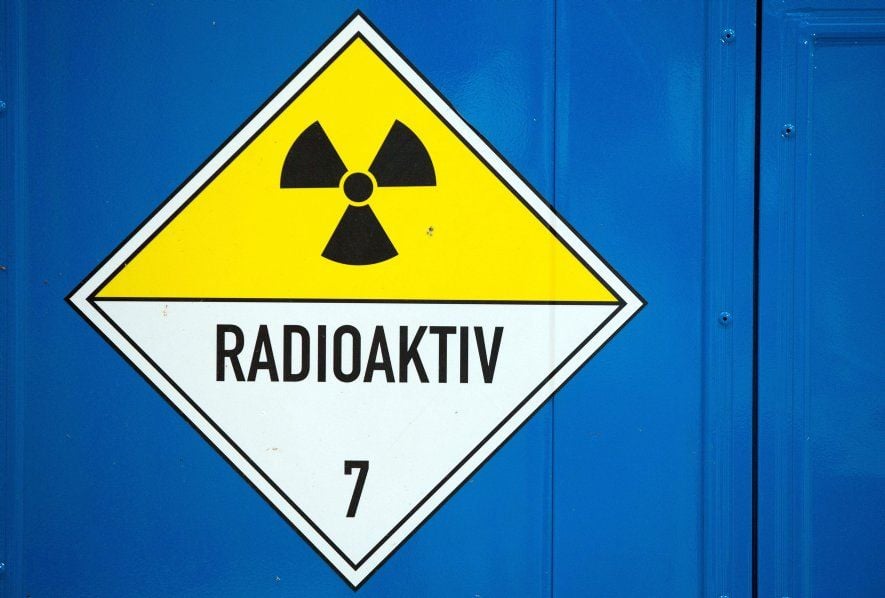 Ein Warnschild «Radioaktiv» ist an einem Container angebracht.