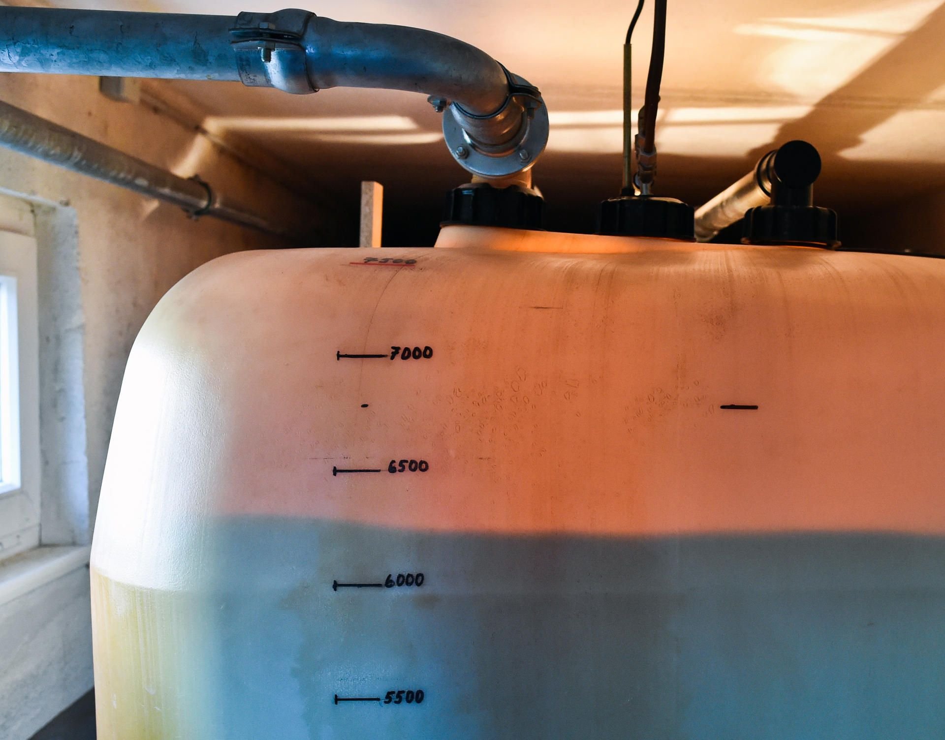 Ein Heizöltank steht im Keller eines Mehrfamilienhauses.