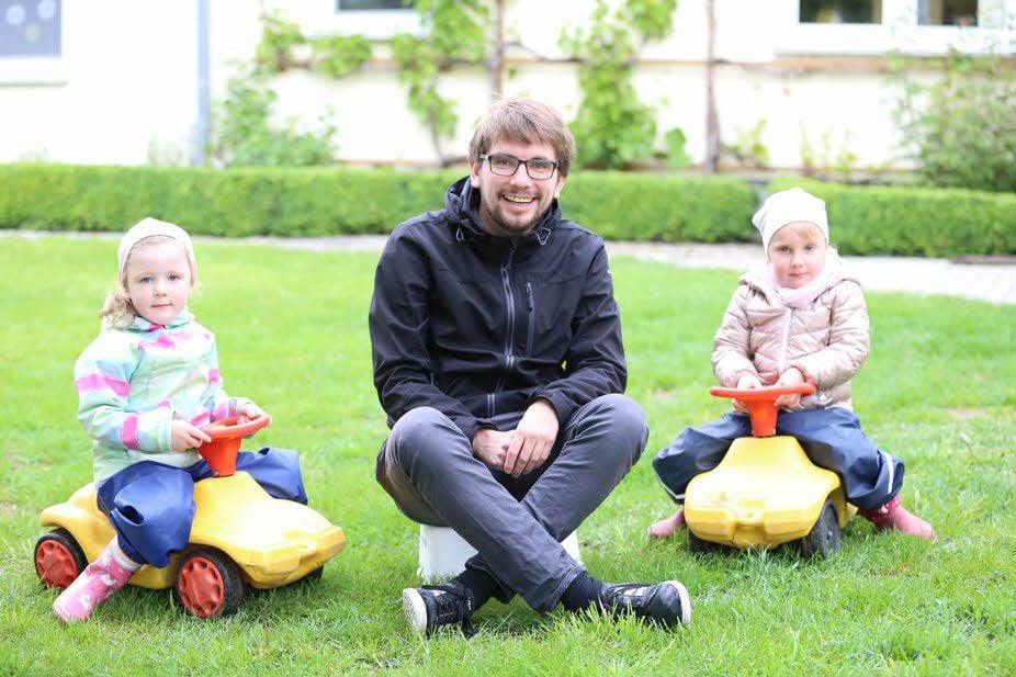 Die Kinder der Kita „Zwergenland“ in Wünsch haben den neuen „Praktikanten“ schnell in ihrer Mitte akzeptiert.