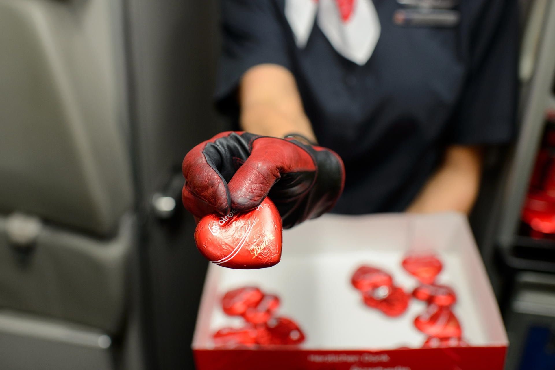 Auch die roten Schokoherzen von Air Berlin werden versteigert.