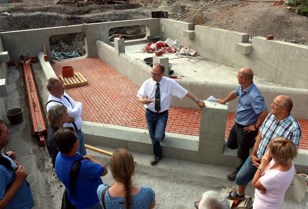Da lagen die Probleme noch in weiter Ferne: AZV-Geschäftsführer Thomas Winkler (Mitte) 2016 auf einer Kanalbaustelle im Köthener Ratswall im Kreis von Stadträten und Verwaltungsmitarbeitern.