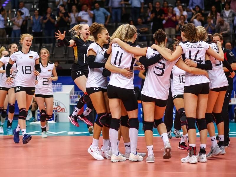 Die deutschen Volleyballerinnen feiern den Sieg über die Dominikanische Republik. Foto: Christoph Schmidt