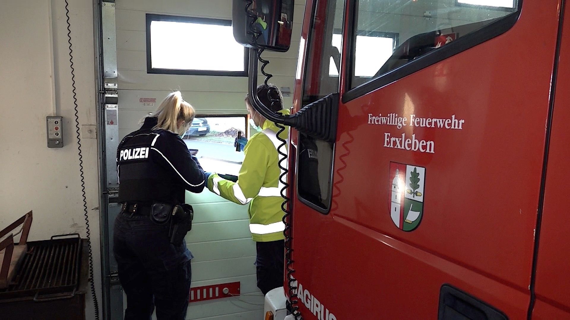 Polizei bei der Feuerwehr in Erxleben