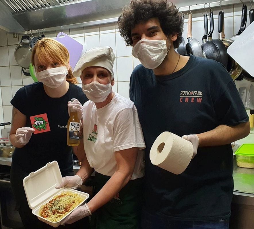 „Black-Angel“-Chefin Antje Ebensperger (M.) steht in der Küche, Franzi Tittel und Oliver Sanchez liefern als „Pasta-Blitz“ das Essen aus.