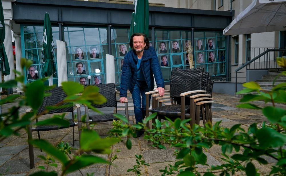 Die Stühle schon rausgestellt hat Michael Neubauer. Der „Striese“-Wirt will, sobald er die Erlaubnis hat, das Lokal am NT für Gäste öffnen.