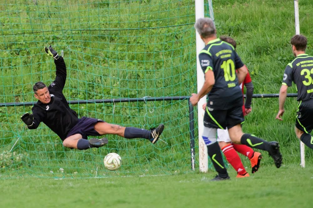 Ronny Krombholz (l.), Torwart der SVM-Senioren, feiert mit den Wethautalern nach drei Niederlagen im Heimspiel gegen die Lauchaer wieder einen Sieg. Am Ende heißt es 3:2.