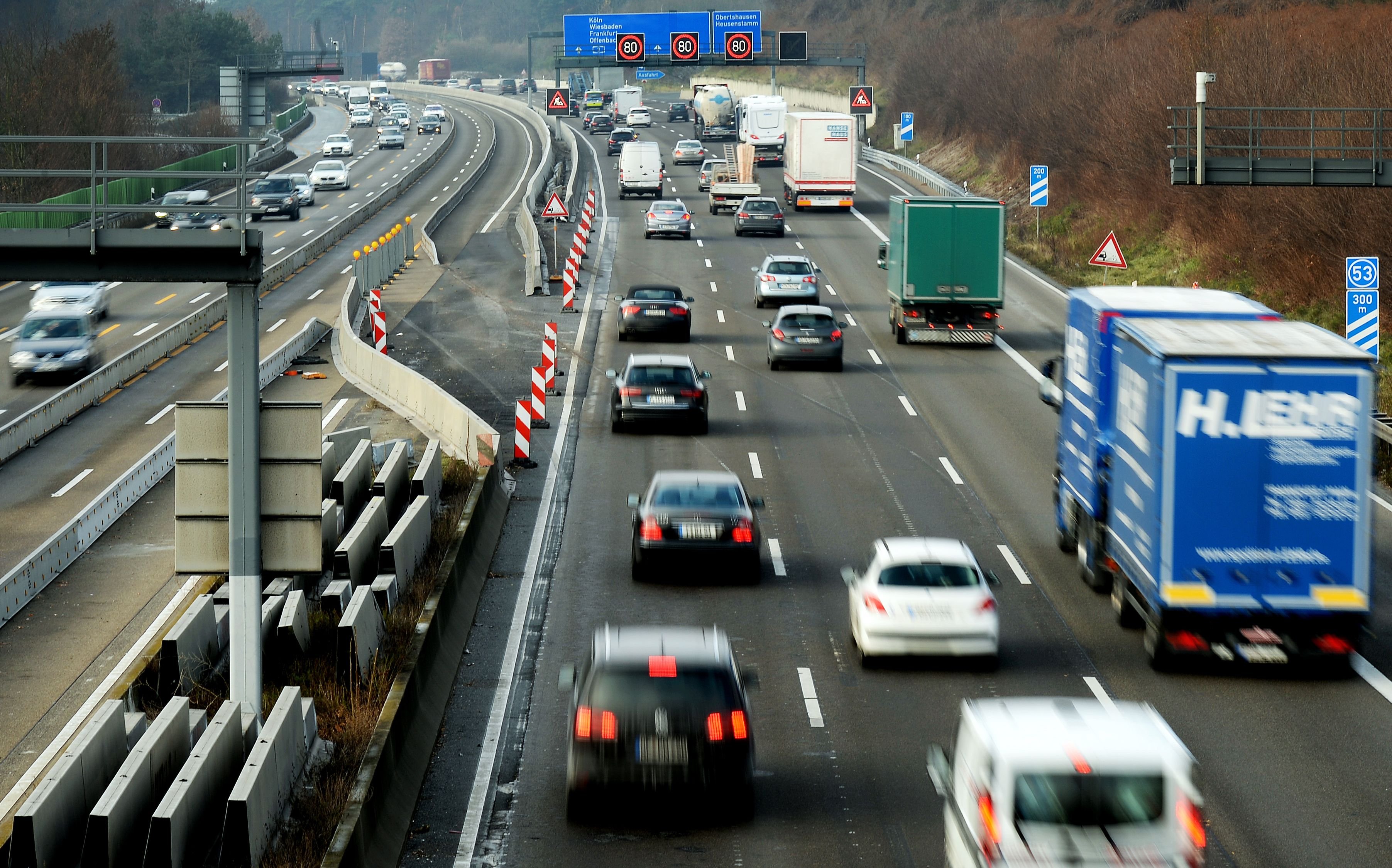 „Wir dürfen nicht zulassen, dass private Firmen Rendite machen sollen mit dem Betrieb von Autobahnen, die von den Steuerzahlern finanziert worden sind“, warnt Thüringens Ministerpräsident Bodo Ramelow (Linke).