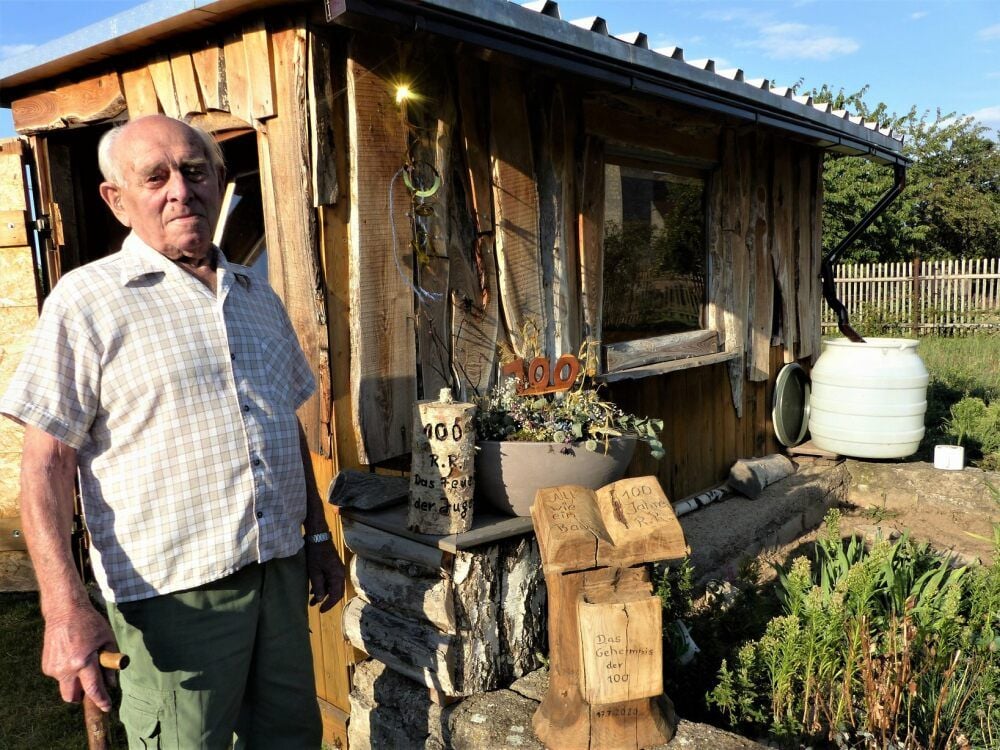 In seinem Garten in Ebersroda fühlt sich der 100-jährige Reinhold Rockstroh besonders wohl.