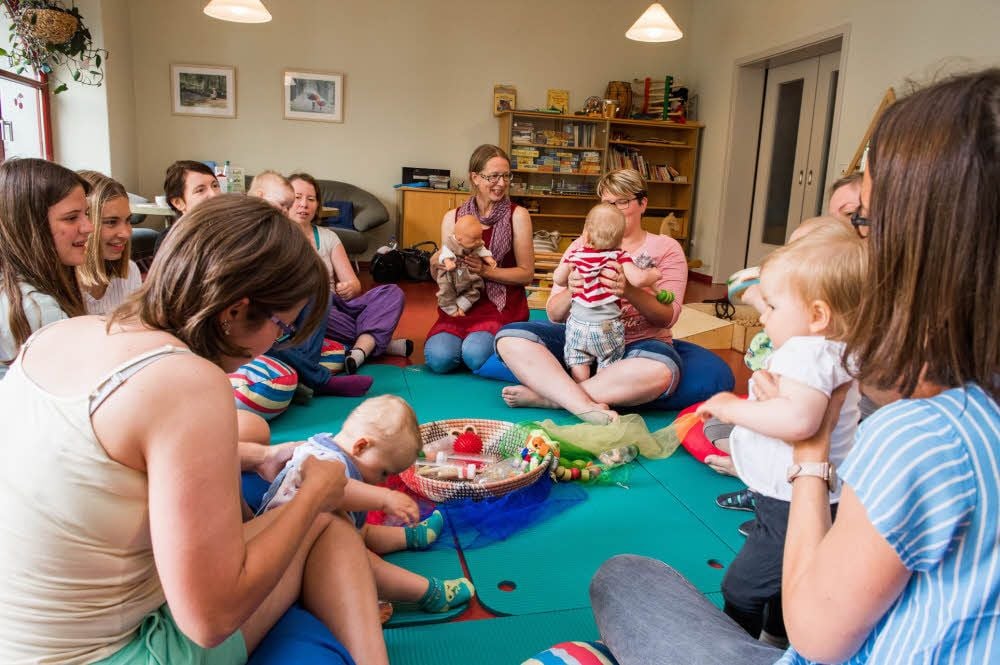 Eltern und Kinder zusammen: Der entwicklungsbegleitende Fabel-Kurs in angenehmer Atmosphäre wird sehr gut angenommen.