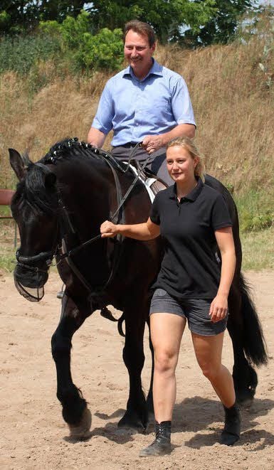 Dirk Schumacher schwang sich auf den Rücken von „Tornado“, der von Tochter Tina geführt wird.