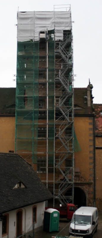 Der Turm des Portalgebäudes vom Prettiner Schloss ist nach wie vor eingerüstet. Hinter den grünen Sicherungsnetzen wird eifrig gewerkelt.