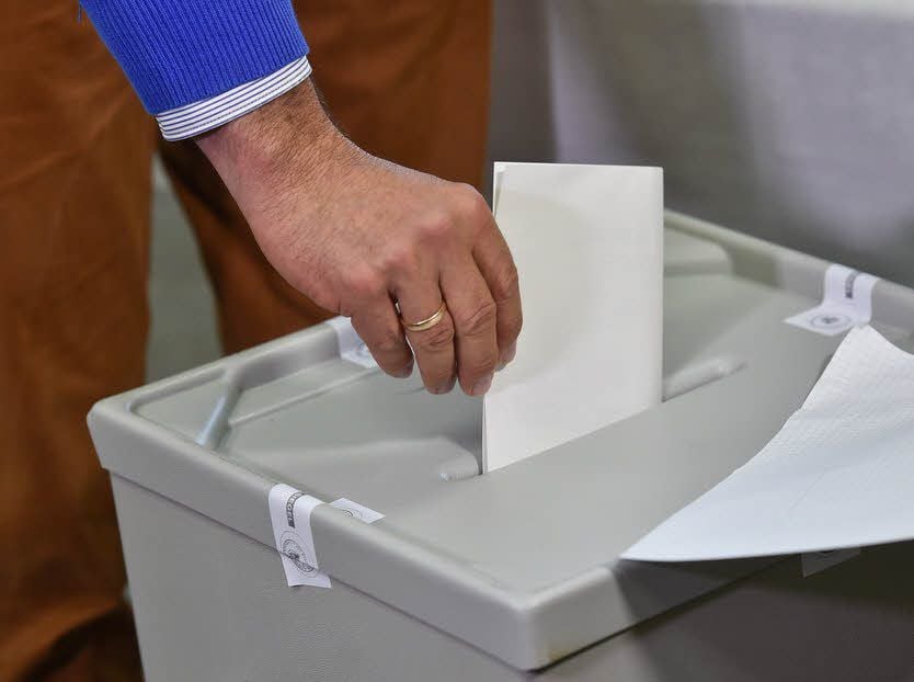Stimmzettel und Wahlurne