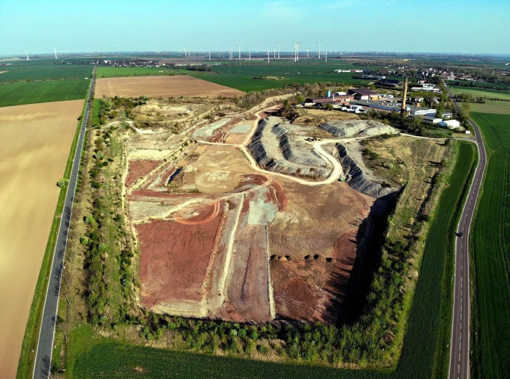 Ein Blick auf die Tongrube in Baalberge aus der Vogelperspektive. Sie soll in den nächsten Jahren als Deponie verfüllt werden.