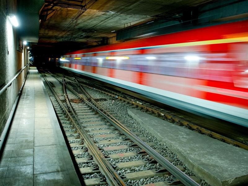 Eine S-Bahn fährt am Hauptbahnhof in den S-Bahn-Tunnel hinein. Foto: Christoph Schmidt/Archiv