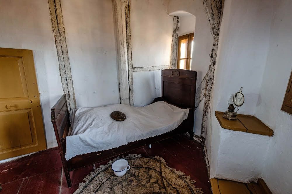 Wie man sich bettet... Viel Komfort hatte die Wohnung nicht aufzubieten.